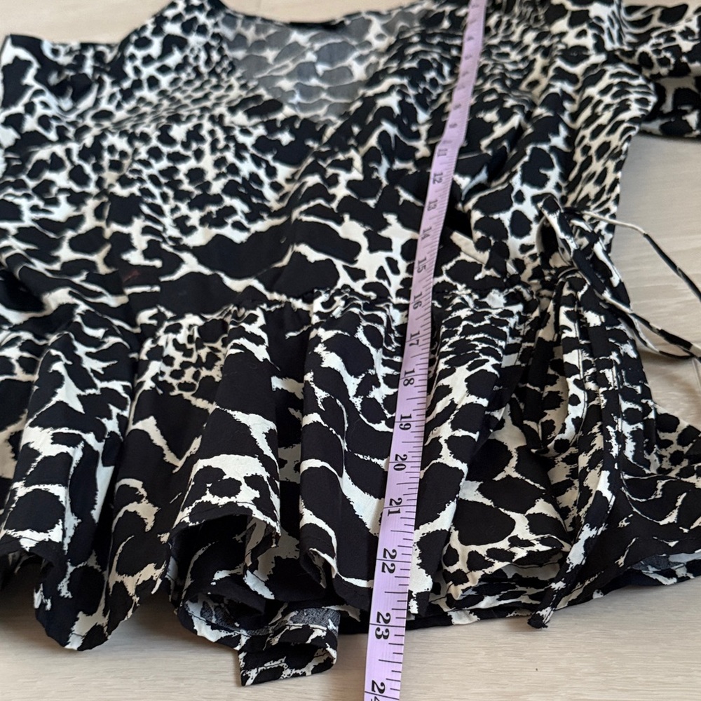 ✨ Who What Wear Black and White Animal Print Blouse - Picture 7 of 8